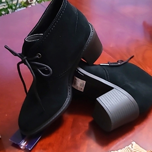 NWT Clark's Suede ankle boots. Black. - Picture 9 of 13